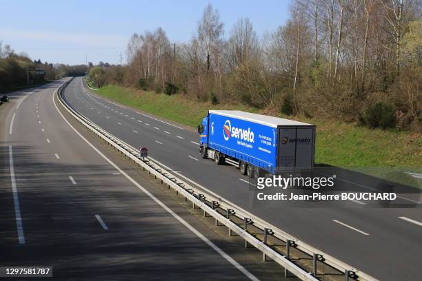 Camion de livraison de marchandises sur l'autoroute A20 quasiment vide entre Limoges et Brive pendant le confinement dû au Coronavirus Covid-19, le...