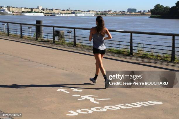 Joggeuse, marquage au sol organisant la circulation à pied et maintenir les distances physiques pendant le déconfinement, 20 mai 2020, Bordeaux,...