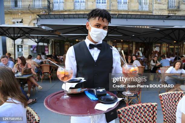 Réouverture de la terrasse de la brasserie du Café Français pendant le déconfinement, place Pey Berland le 2 juin 2020, Bordeaux, France.