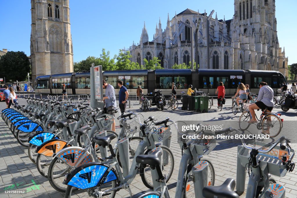 Circulation à vélo et en tram à Bordeaux