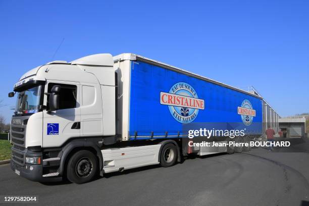 Camion en livraison d'eau de la marque "Cristalline" dans un supermarché pendant le confinement de la crise sanitaire du Coronavirus Covid-19 le 19...