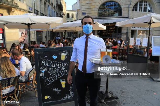 Serveur avec un masque lors de la réouverture de la terrasse de la brasserie restaurant "L'Intendance" pendant le déconfinement, cours de...