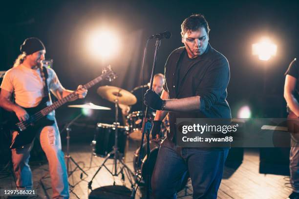 rock and roll band rehearsal - indie rock stock pictures, royalty-free photos & images