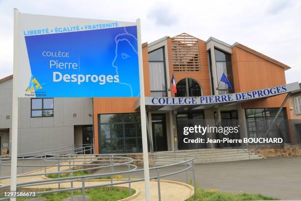 Entrée du "Collège Pierre Desproges" le 21 avril 2019 à Châlus en Limousin, France.