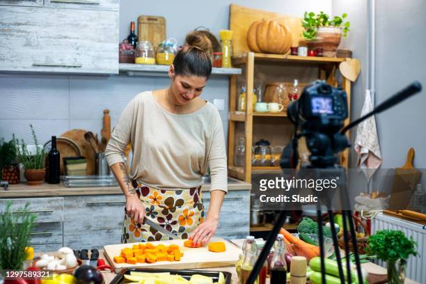 food vlogger - cooking on camera stock-fotos und bilder