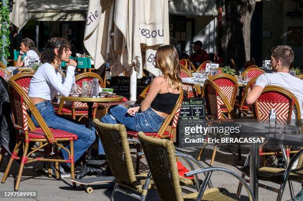 Jeunes femmes à une terrasse de café, place Jean Jaurès, 10 octobre 2020, Montpellier, France.