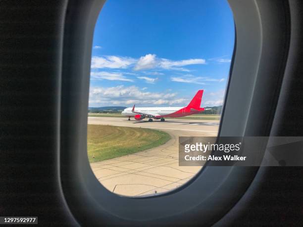 aircraft on runway seen through window - taxiway 個照片及圖片檔