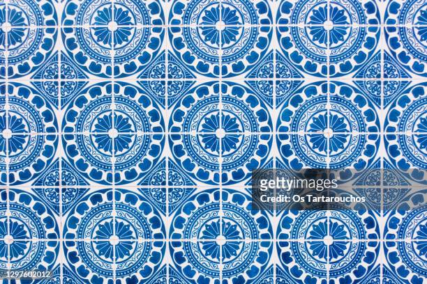full frame close up of a portuguese house facade with blue and white patterned tiles azulejos - cultura portoghese foto e immagini stock