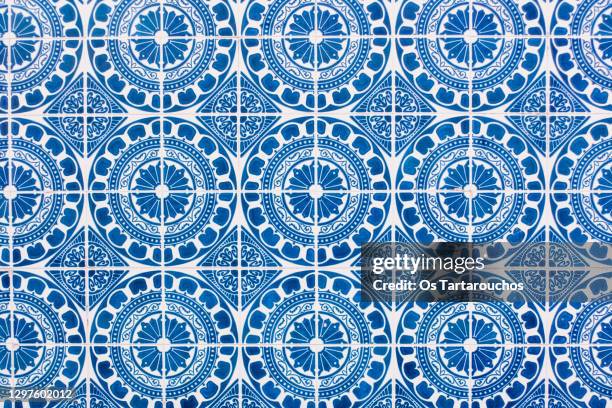full frame close up of a portuguese house facade with blue and white patterned tiles azulejos - portugal tiles stockfoto's en -beelden