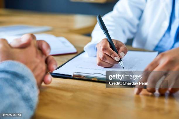 recopilar un plan minucioso hacia la curación de su paciente - informe-médico fotografías e imágenes de stock
