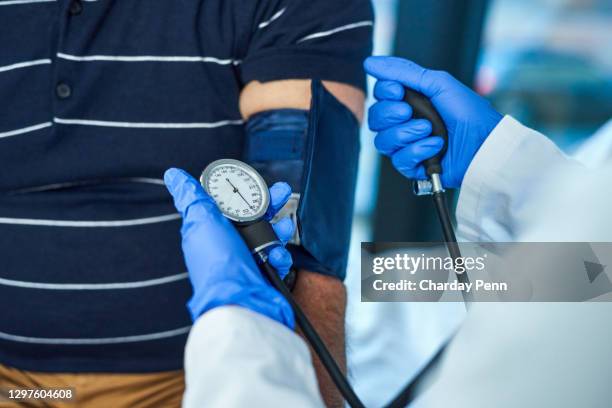 präzise messungen durchführen, um eine klare diagnose zu stellen - hypertension stock-fotos und bilder