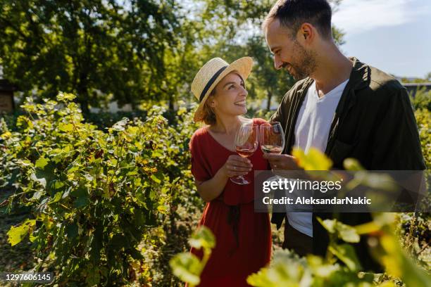 wine tasting on a date - estabelecimento vinícola imagens e fotografias de stock
