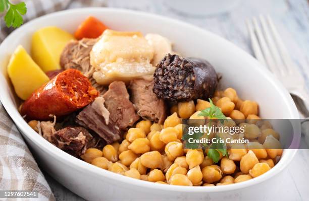 cocido madrileño, typical spanish dish - alimentos cocinados fotografías e imágenes de stock