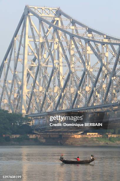 Bateau de pêche sur le Fleuve Hooghly et pont Howrah, 22 avril 2019, Calcutta, Inde.