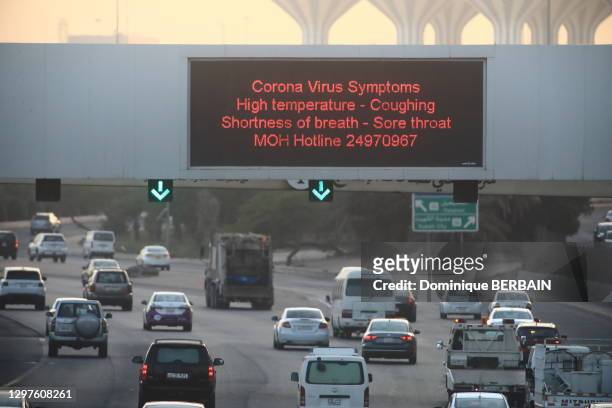 Message de prévention pour lutter contre la propagation du coronavirus sur un panneau d'affichage lumineux au-dessus d'une autoroute, 9 mars 2020,...