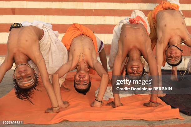 Ecoliers brahmanes suivant un cours de yoga, 27 avril 2019, Varanasi , Inde.