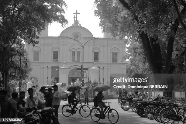 Vélos, cyclistes, église du Sacré Coeur, 24 avril 2019, Chandernagor, Bengale-Occidental, Inde.