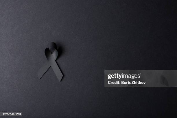 black awareness ribbon. - luto fotografías e imágenes de stock