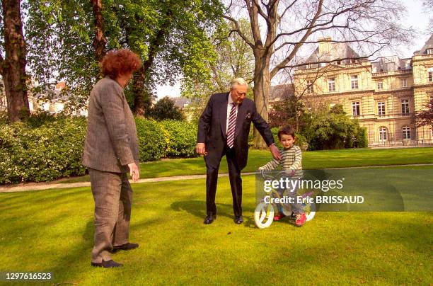 Le président du Sénat Christian Poncelet avec son petit-fils en 2013, Paris, France.