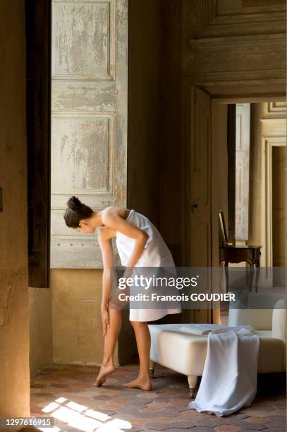 Jeune femme s'hydratant la peau, environ de Moissac le 9 mai 2012, France.