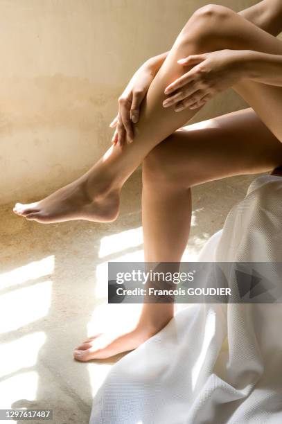 Jeune femme s'hydratant la peau, environ de Moissac le 9 mai 2012, France.