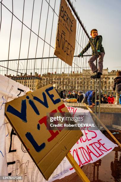 Panneau "VIVE L'IEF" lors de la manifestation qui a rassemblé une centaine de personnes place Bellecour pour défendre "la liberté d'instruction",...