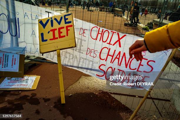 Panneau "VIVE L'IEF" et banderole "CHOIX CHANCES SOLIDAIRES" lors de la manifestation qui a rassemblé une centaine de personnes place Bellecour pour...