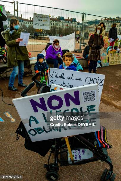 Panneaux "NON À L'ÉCOLE OBLIGATOIRE" lors de la manifestation qui a rassemblé une centaine de personnes place Bellecour pour défendre "la liberté...