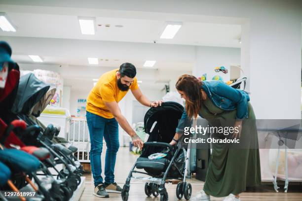 zwangere vrouw -het winkelen - carriage stockfoto's en -beelden