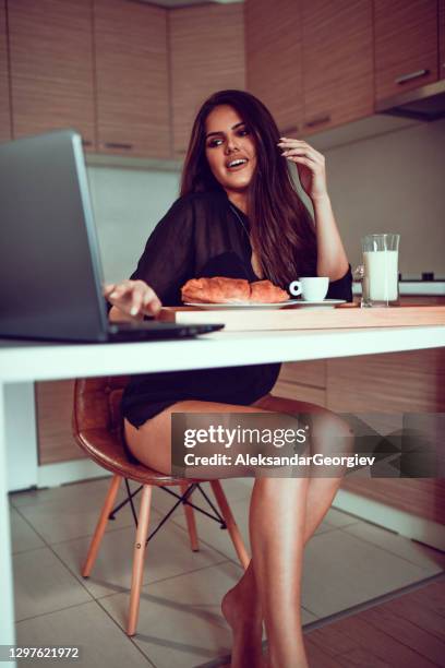 ontbijt tijd voor vrouwelijke schoonheid - blank room stockfoto's en -beelden