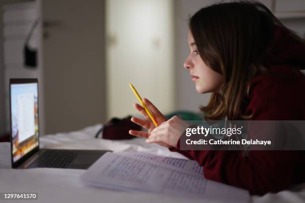 a 15 years old girl attending online school classes from home - 14 15 years fotografías e imágenes de stock
