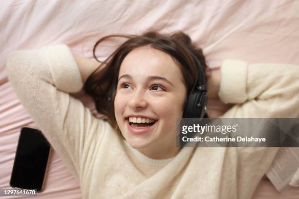 a 15 years old girl listening to the music in her room - 14 15 years imagens e fotografias de stock