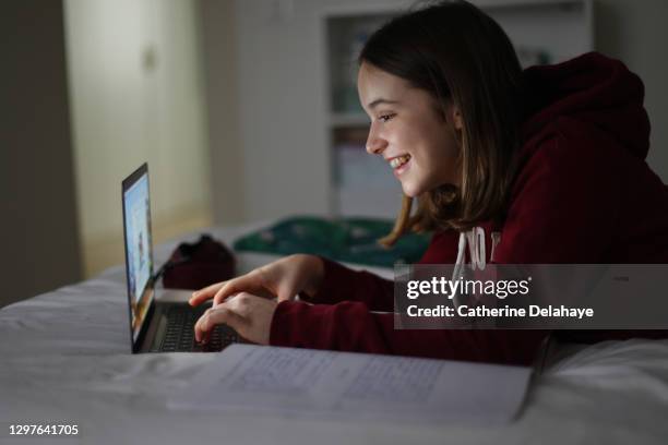 a 15 years old girl attending online school classes from home - 14 15 years girls stockfoto's en -beelden