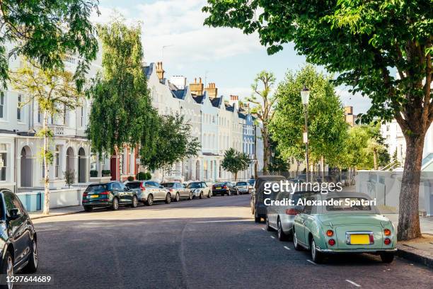 residential street in notting hill neighbourhood on a sunny summer day, london, uk - kensington and chelsea fotografías e imágenes de stock
