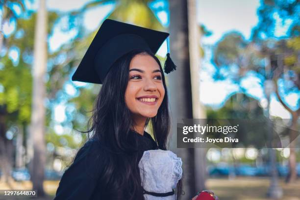persona al college o alla scuola di specializzazione - immagine ad alta risoluzione - celebrazione della laurea foto e immagini stock