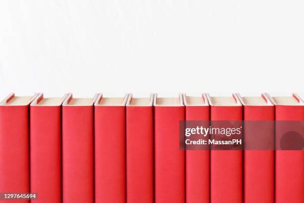 row of red books - bookshelf stockfoto's en -beelden