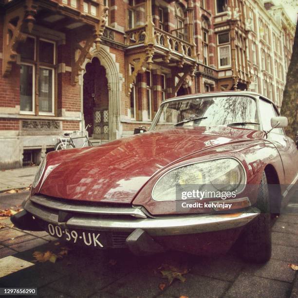 altes citroen ds auto auf den straßen von amsterdam - citroën stock-fotos und bilder