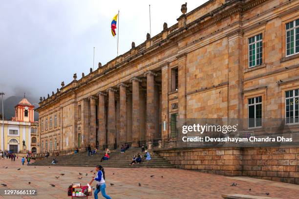 bogota, kolumbien - blick über die plaza bolivar zum national capitol, dem sitz der kolumbianischen regierung in der südamerikanischen hauptstadt an einem bewölkten nachmittag. - bolivar square bogota stock-fotos und bilder