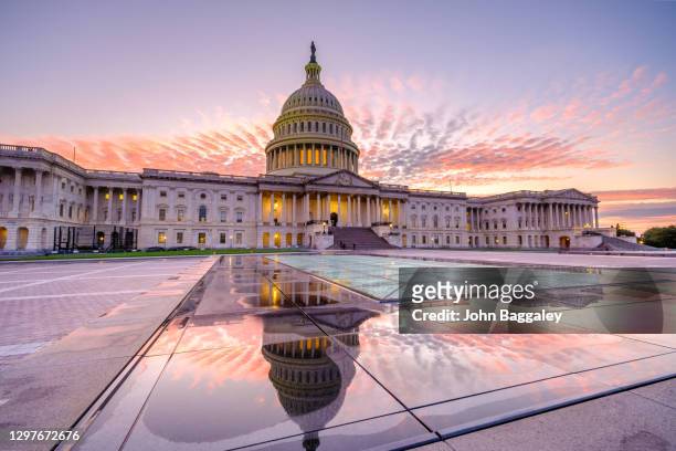 pink and purple over the capitol - washington dc stockfoto's en -beelden