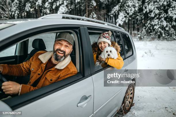 famiglia in viaggio d'inverno - winter car foto e immagini stock