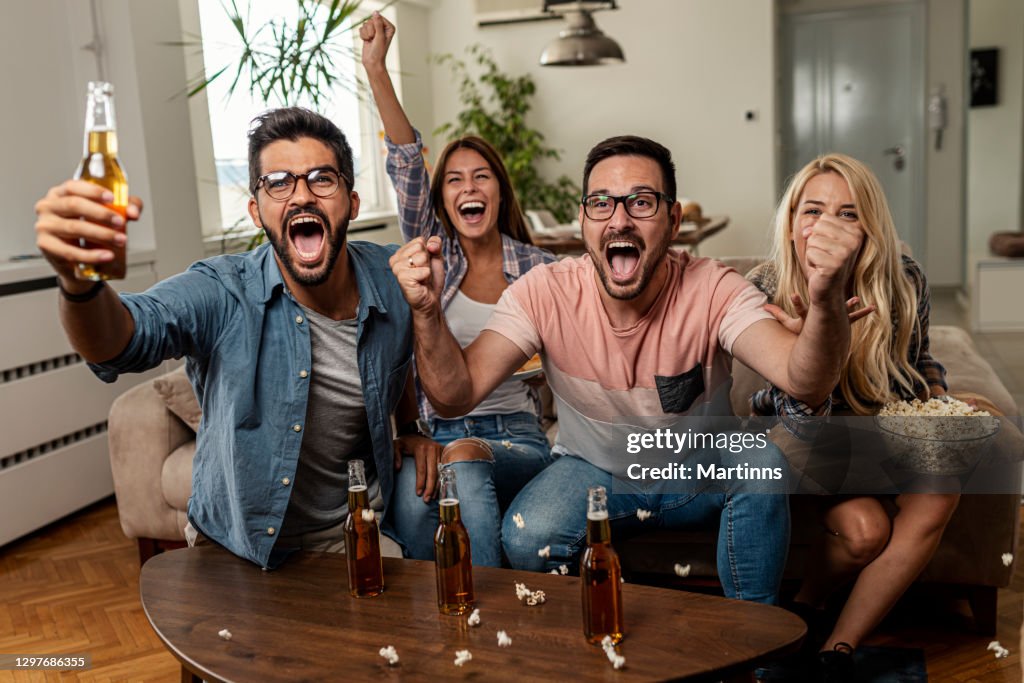 Freunde, die Sport im Fernsehen schauen