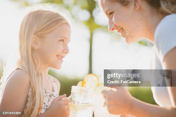 vielen dank für die herstellung von etwas limonade, mama - lemon soda stock-fotos und bilder