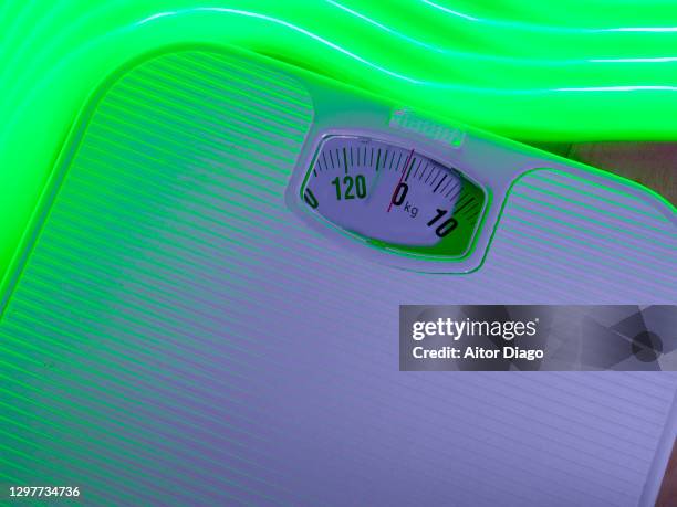 weight scale in a modern environment with green lines. - berlin weigh in stock-fotos und bilder