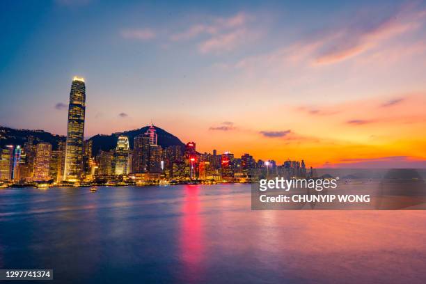 hong kong neon zonsondergang iconische haven wolkenkrabbers verlicht panorama china - hong kong harbour stockfoto's en -beelden
