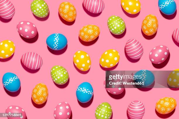handmade decorated easter eggs on pink background - huevo de pascua de chocolate fotografías e imágenes de stock