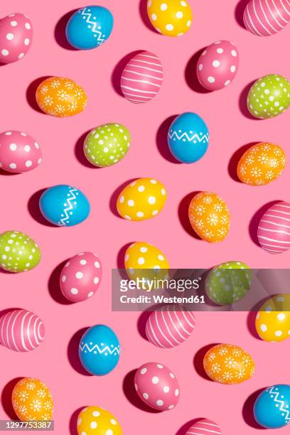 colorful decorated easter eggs on pink background - easter egg imagens e fotografias de stock