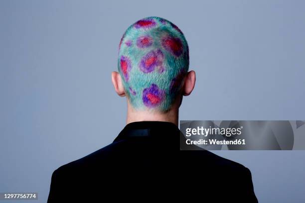 young man with dyed shot hair studio - haare mann stock-fotos und bilder
