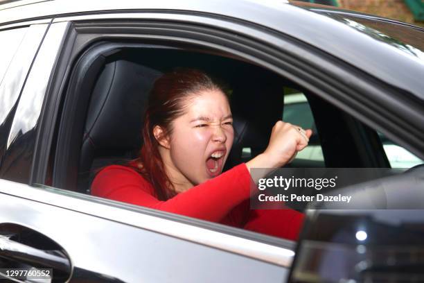 young female driver with road rage - trotzanfall stock-fotos und bilder
