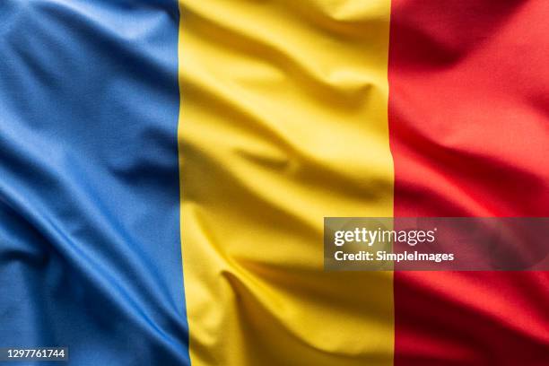 flag of romania blowing in the wind. - bandeira da roménia imagens e fotografias de stock
