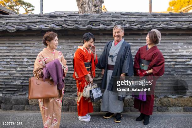 路上で話す着物を着た日本人 - 民族衣装 ストックフォトと画像